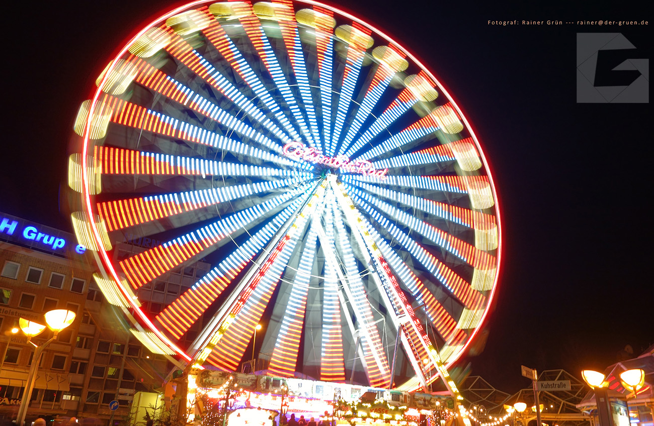 Riesenrad in orangeblau