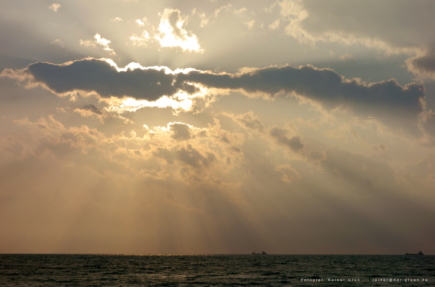 Sonnenlicht über dem Meer